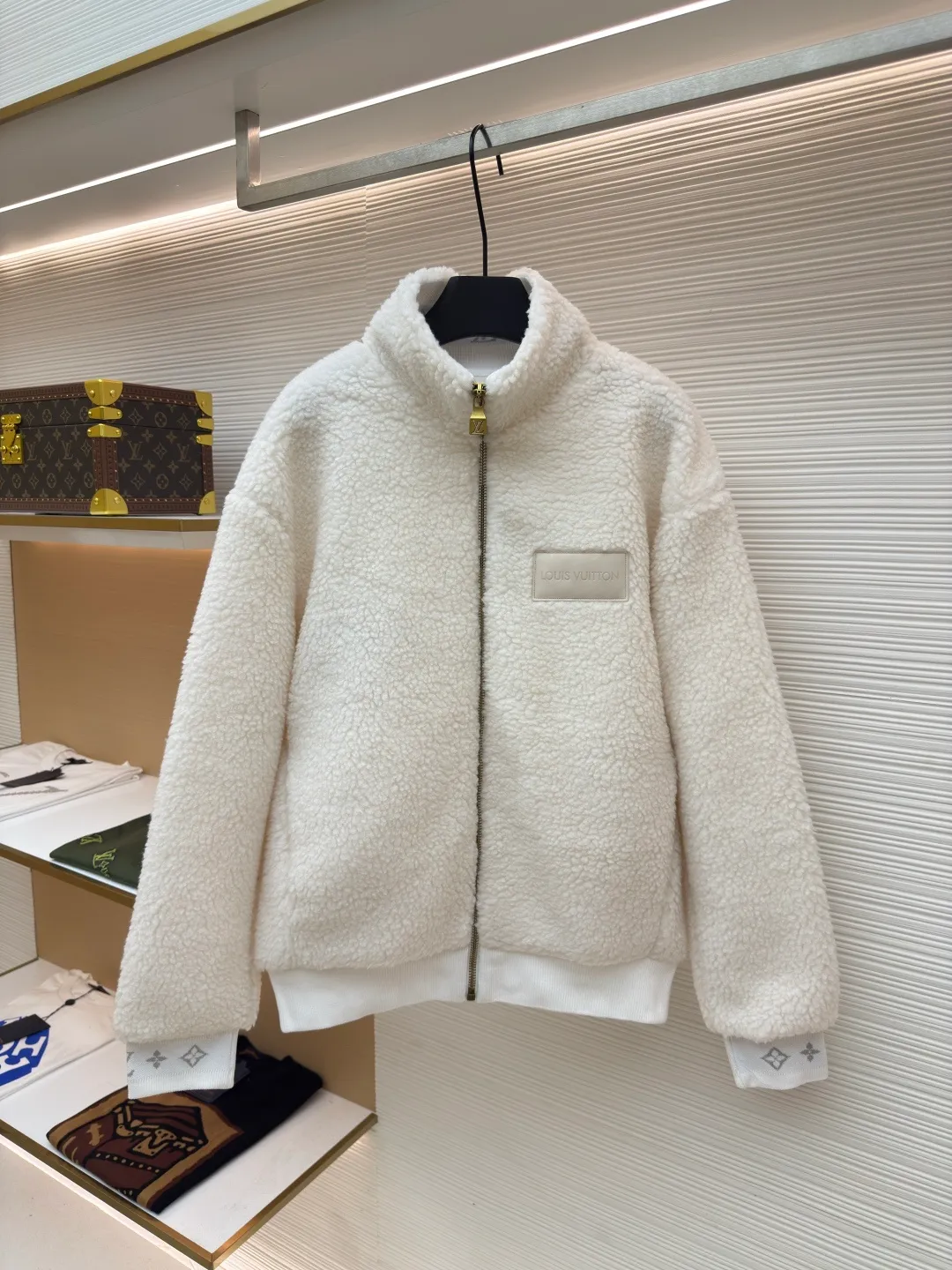 LOUIS VUITTON Teddy sheep wool blended suede tunic jacket ●Authentic product: Purchased and developed by 16841 ●Item number: 1680679-B70 ●Fabric: Lamb wool fabric ●Technology: Positioned cutting machine ●Version: Fitted version ●Weight: about 865 grams ●Size: S-M-L-XL ●Description: Made of high-quality lamb wool fabric, the fluff is fine and soft, rich to the touch, the fluff is tight and even, not easy to shed, ensuring the quality and durability of the jacket; the collar adopts a stand-up collar design, which has been treated with special technology to be stiff and stylish, which can protect the neck from cold wind; the brand on the zipper head The logo is exquisite and compact, adding to the beauty of the details; the brand leather patch on the left chest is made of high-quality material, and the embossed brand logo is clear and three-dimensional, with full texture, which enhances the recognition and high-end sense of the jacket; during the sewing process, the stitches are fine and even, especially the splicing of the lamb wool fabric, which is smooth and firm. The overall wiring is straight and delicate, the fabric is comfortable and soft, and the color is consistent without color difference. It can be matched with the same style to create a fashionable look and control various occasions. Customized accessories, complete with three standards, same style for men and women!